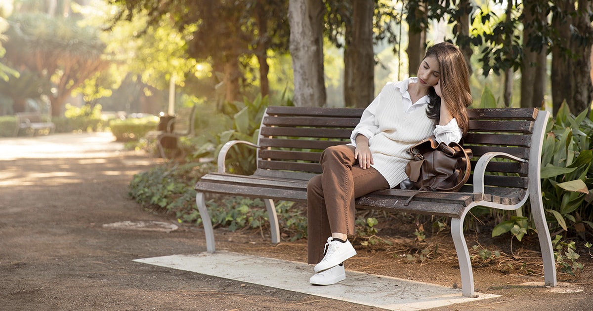 A csend ereje a kapcsolatban és önmagunkban Egy üres pad és naplemente szimbolizálja a csendet és a békét, ahol keressünk önmagunkat.