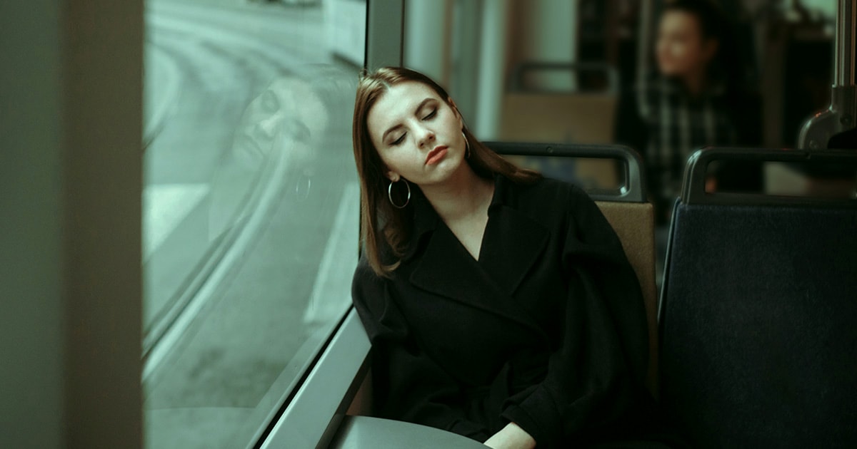 Szomorú nő a városi tömegközlekedésen, a magyar társadalom szorongását és belső feszültségét szimbolizálva