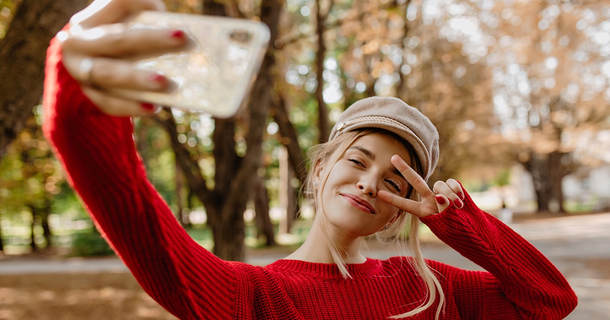 A szelfik és a folyamatos önmegosztás, vagyis a szelfikultúra és az önértékelés Egy fiatal lány önarcképet, avagy szelfit készít a telefon kamerájával