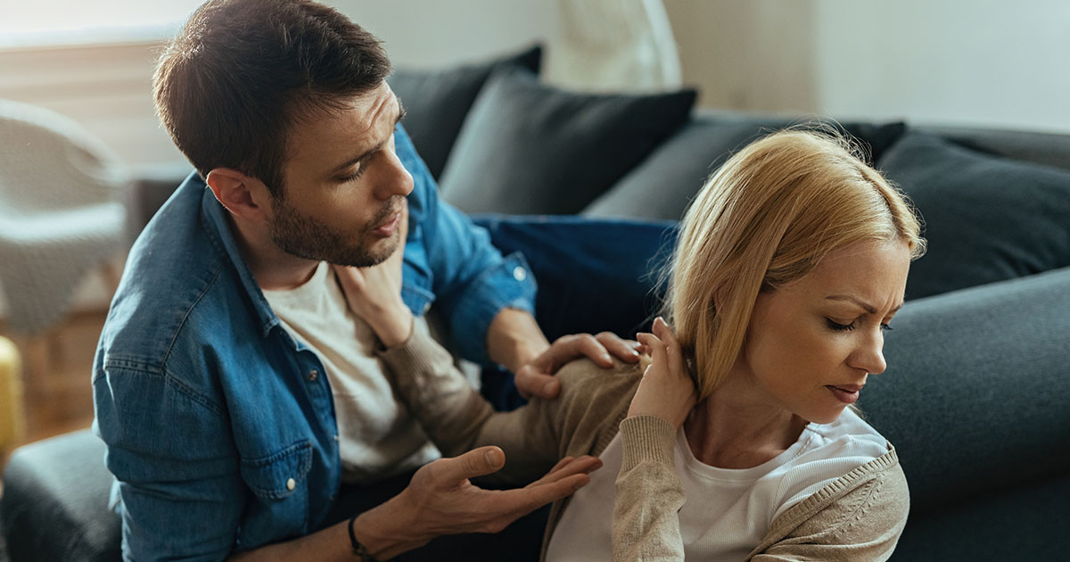 Megbocsátható-e a megcsalás? Amikor a bizalom megreped egy kapcsolatban Párkapcsolati konfliktus egy férfi és egy nő között, a nő elfordul miközben a férfi beszél hozzá. A bizalom megrendülésének pillanata.