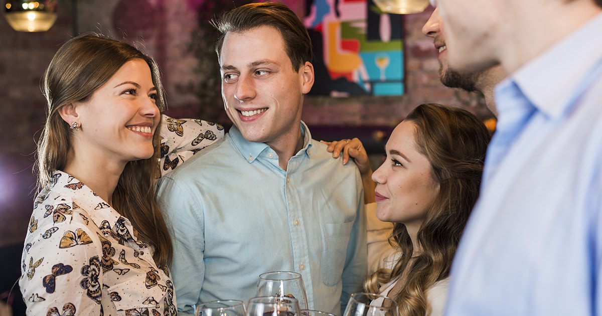 Nincs párkapcsolatban, egyedülléletet választ, de közben több randipartnere is van. A Tinder hatás, egy fiatal férfi több nővel randizik egyszerre, mert mindig lesz másik