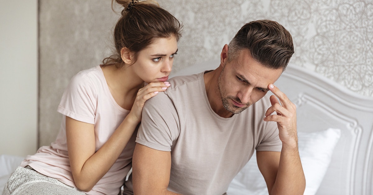 A figyelem ereje a megoldás helyett Egy nő és egy férfi ül egymás mellett beszélgetnek, a férfi szomorú, a nő átöleli és meghallgatja