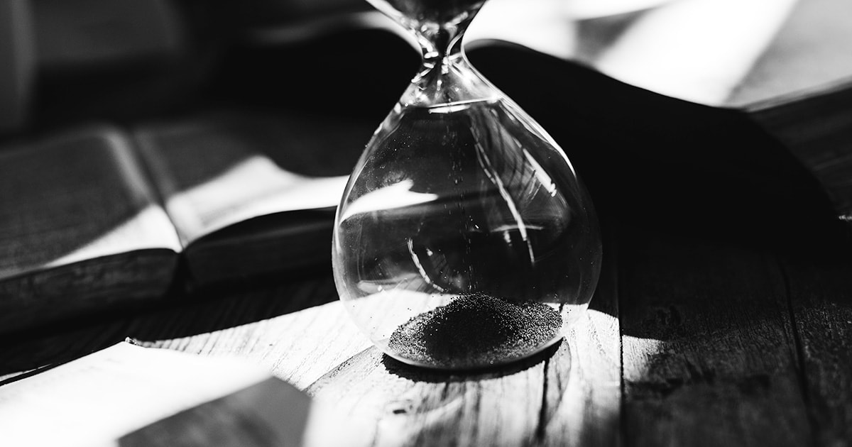 Az idő illúziója – a MOST, avagy nincs időnk és éljünk a jelenben Homokóra az asztalon, pergő homokkal: nem tudjuk mennyi időnk van még hátra, de az biztos, hogy nincs időnk