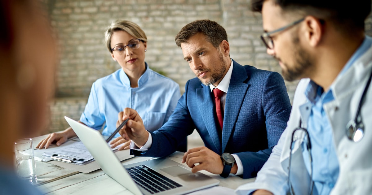 A pszichológus, pszichiáter, terapeuta és mentálhigiénés szakember közötti különbségek egy pszichológus egy pszichiáter és egy coach együtt beszélget