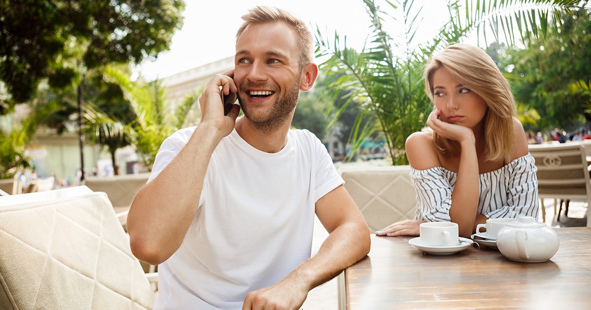 Randiszabályok 9 pontban, amit sose szegj meg, különben hamar véget ér a randi Első randi egy kávézóban, egy férfi és egy nő egymás mellett ül. A férfi épp mosolyogva és elfordulva telefonál, a nő csalódottan és szomorúan néz rá.