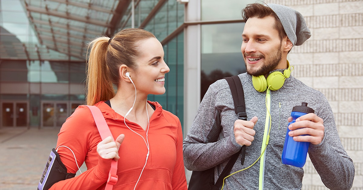 A közös sport erősíti a párkapcsolatot és közelebb hozza a feleket Egy pár közösen sportol, miközben mosolyognak és támogatják egymást